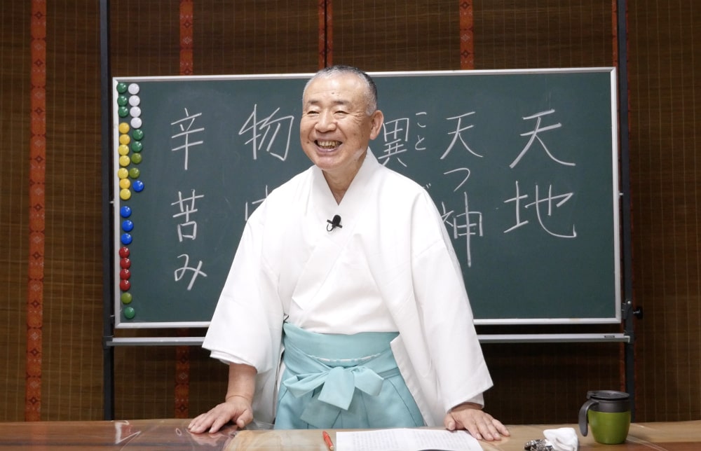 「古事記のこころ講座」で笑顔を見せる小野先生