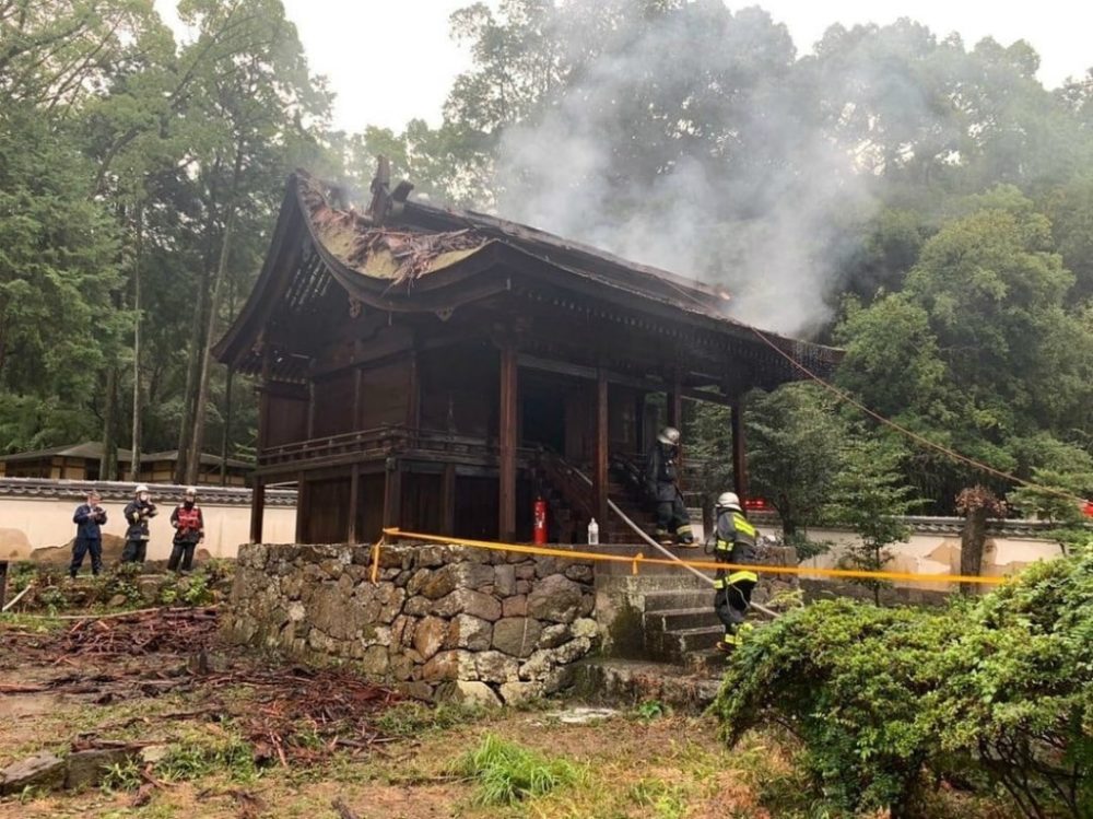 消火活動中の本殿（写真提供：神谷神社）